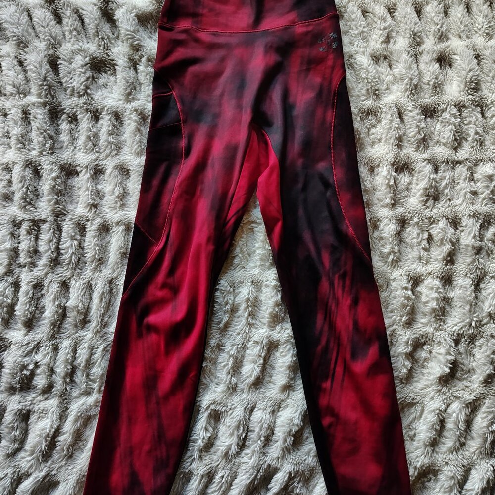 Better Bodies High Waisted Small Scrunch Leggings in Red, Black - Picture 2 of 2